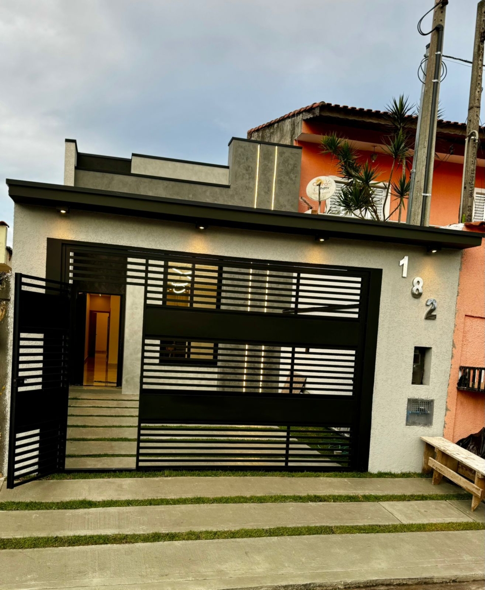 Casa com 2 Quartos, Suíte e Garagem para 2 Carros – Jardim Layr