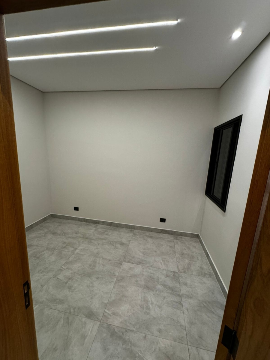 Casa com 2 Quartos, Suíte e Garagem para 2 Carros – Jardim Layr