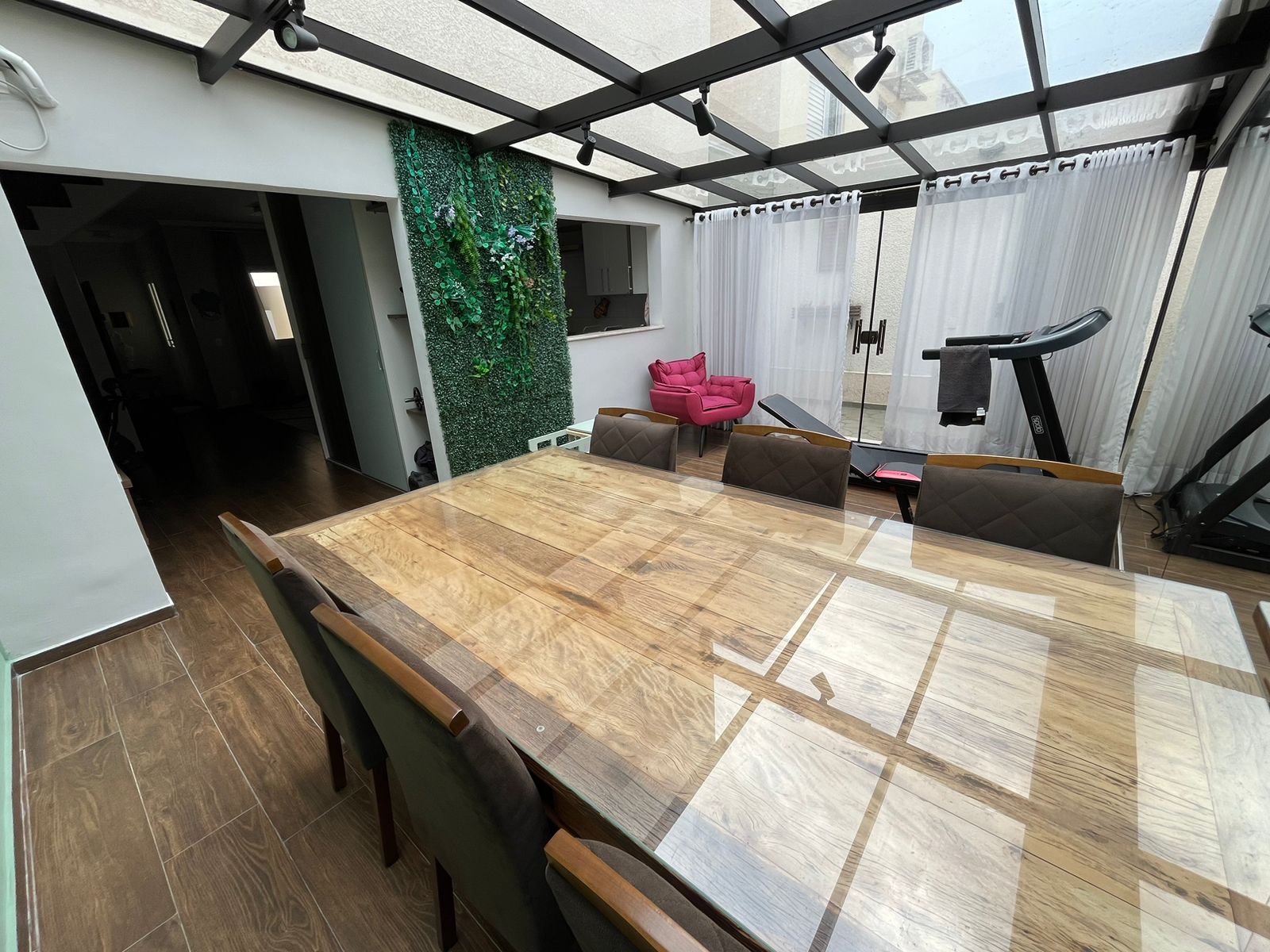 Casa mobiliada no Mogi Hills 4 com 3 dorms, suíte e energia solar – 120m²