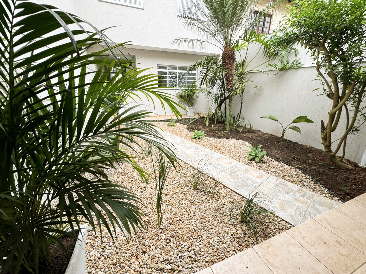 Sobrado com 3 dormitórios, suíte e área gourmet – Vila Oliveira