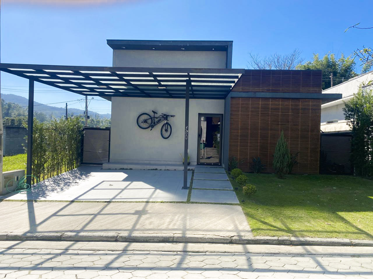 Casa térrea no Veredas com 3 dorms, suíte, churrasqueira, ofurô e deck