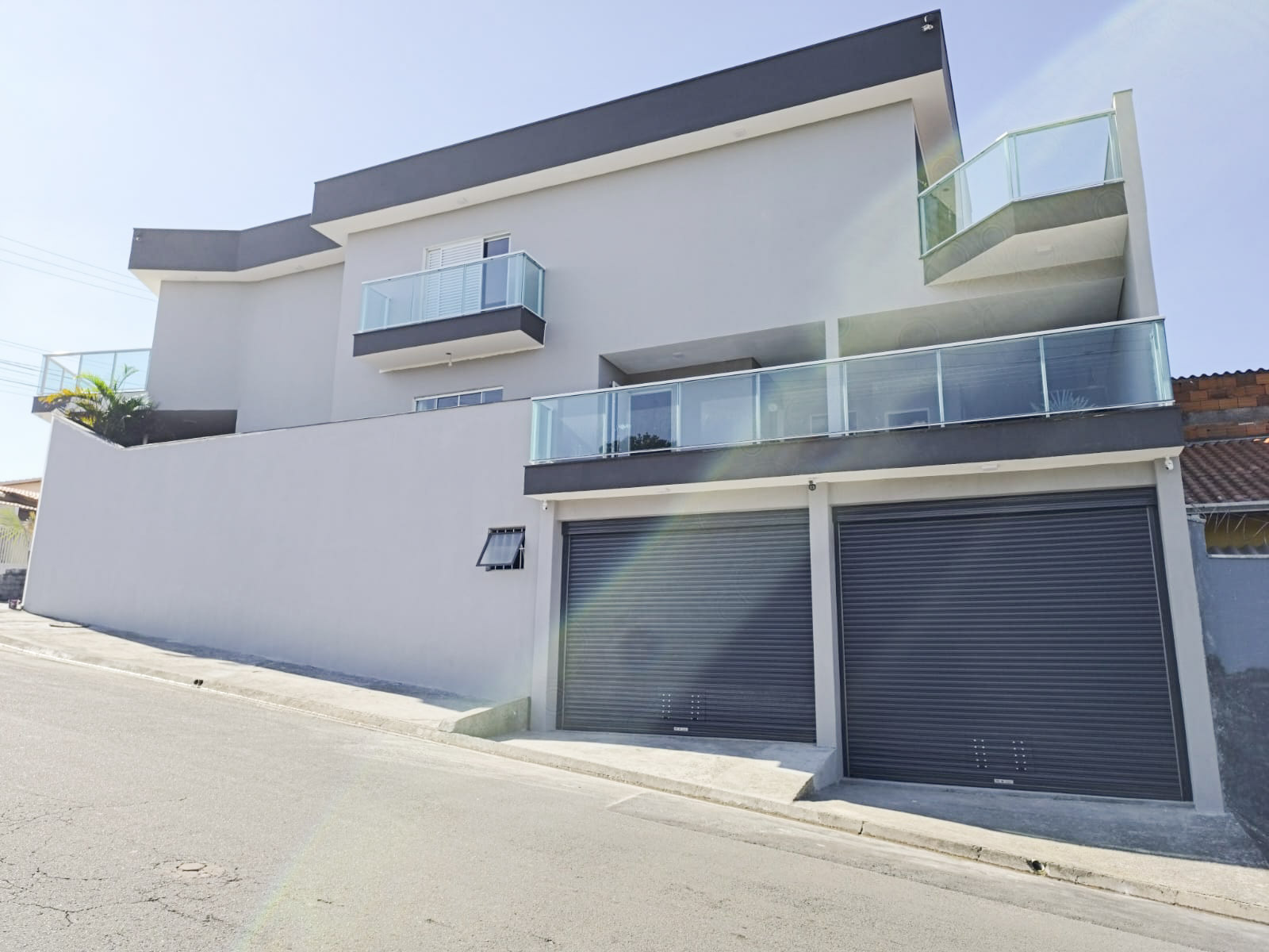 Casa de esquina com 3 dormitórios, varanda gourmet e salão comercial versátil