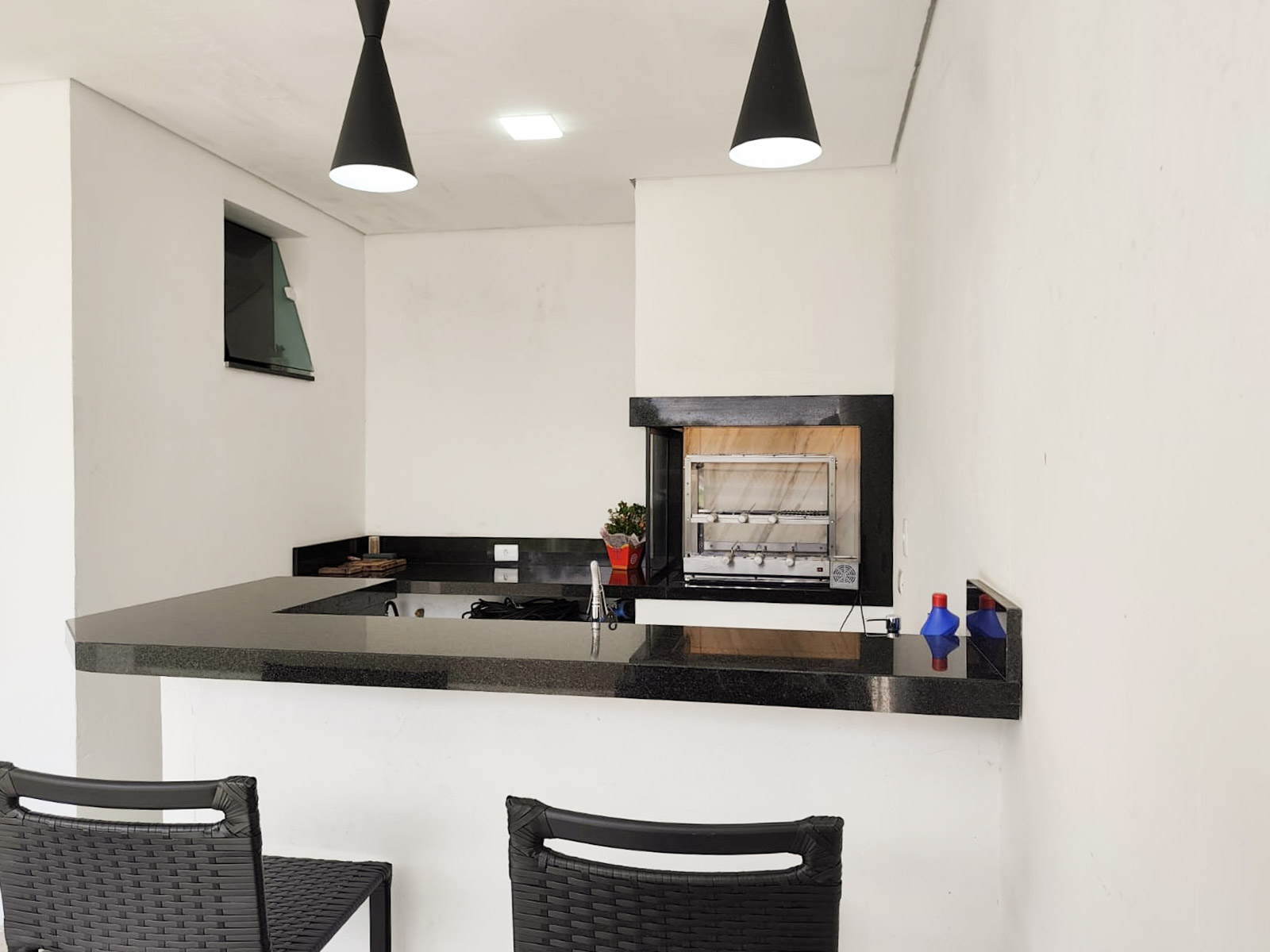 Casa de esquina com 3 dormitórios, varanda gourmet e salão comercial versátil - Imagem 12