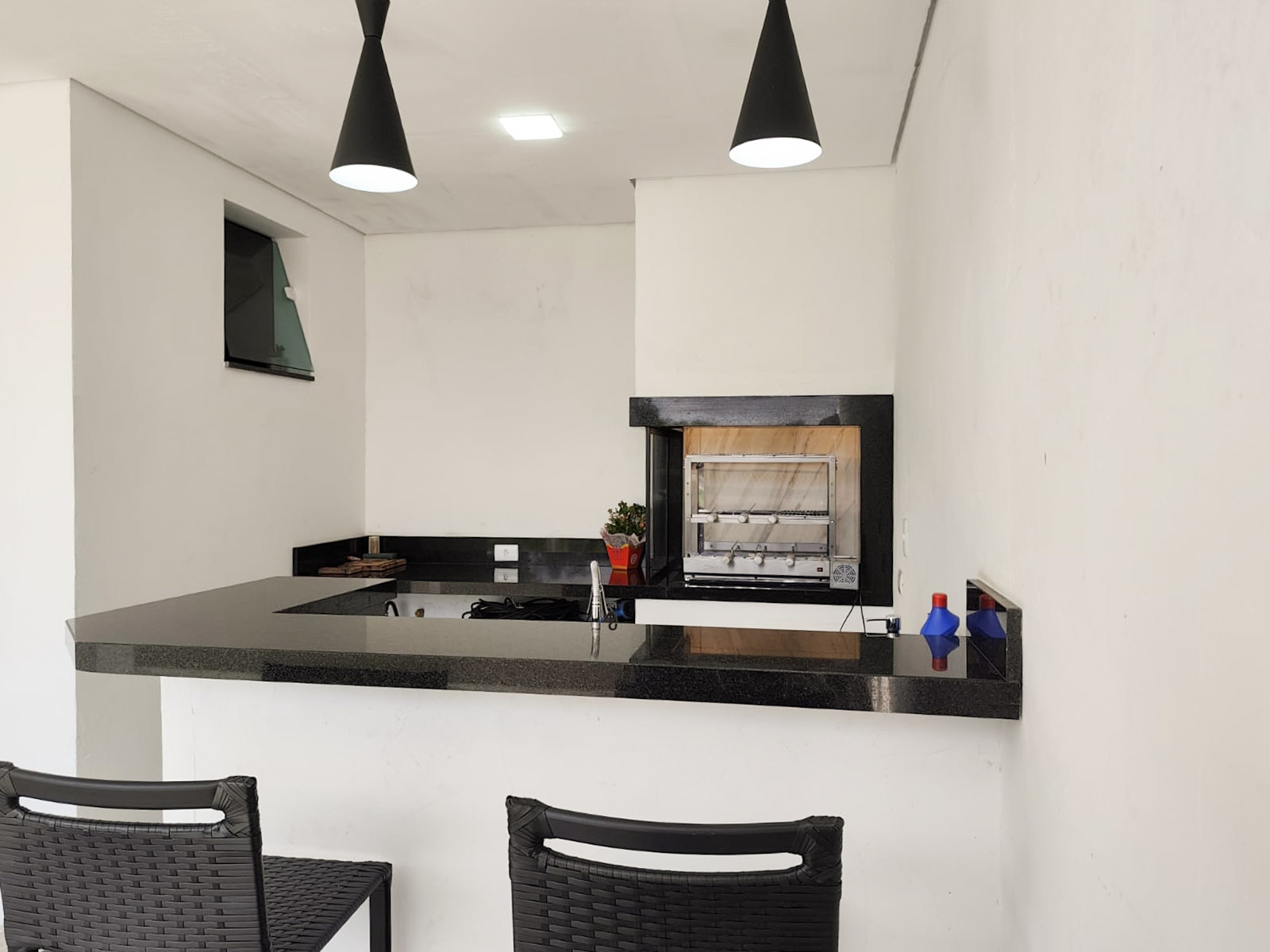 Casa de esquina com 3 dormitórios, varanda gourmet e salão comercial versátil - Imagem 14