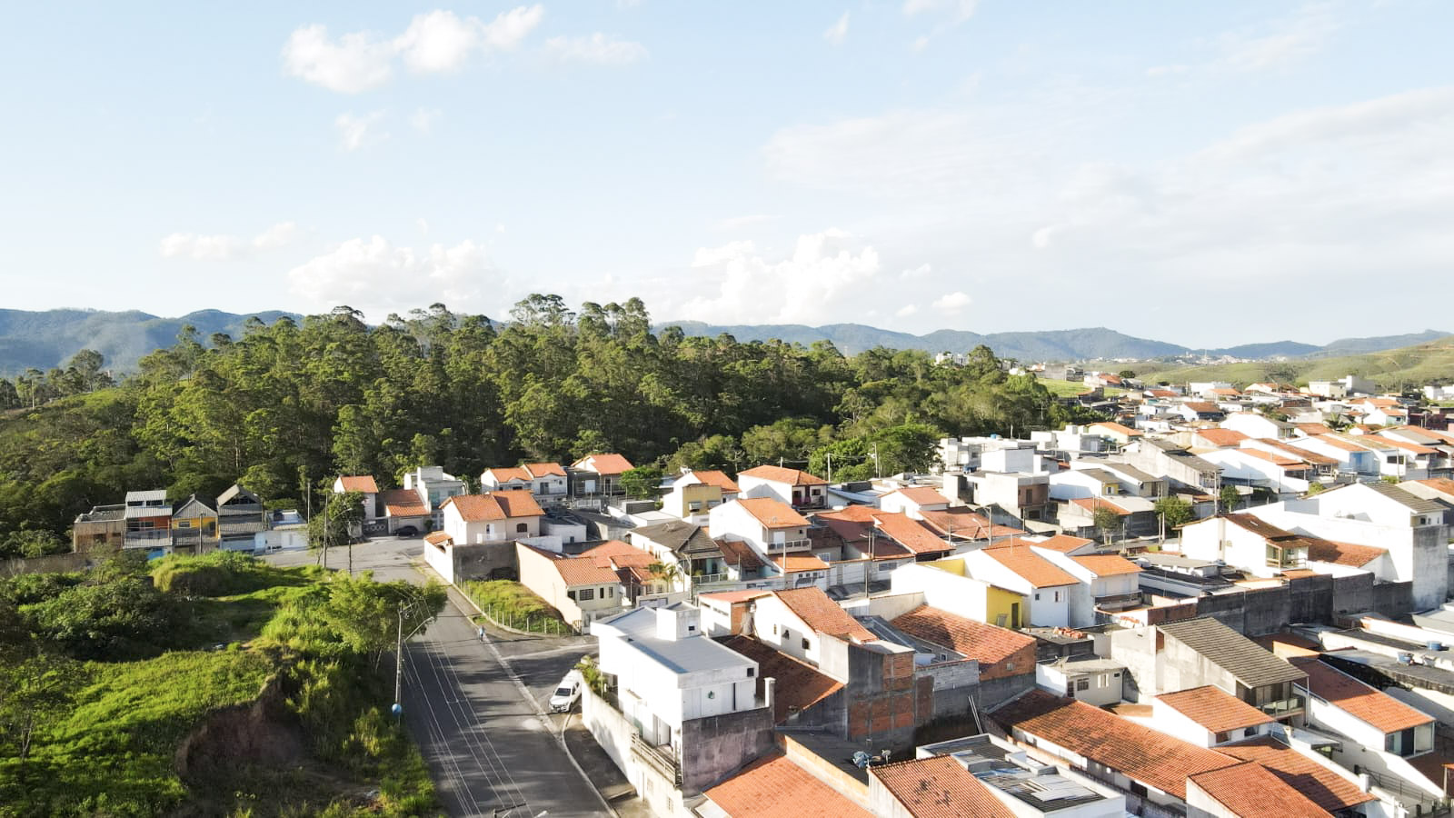 Casa de esquina com 3 dormitórios, varanda gourmet e salão comercial versátil - Imagem 15