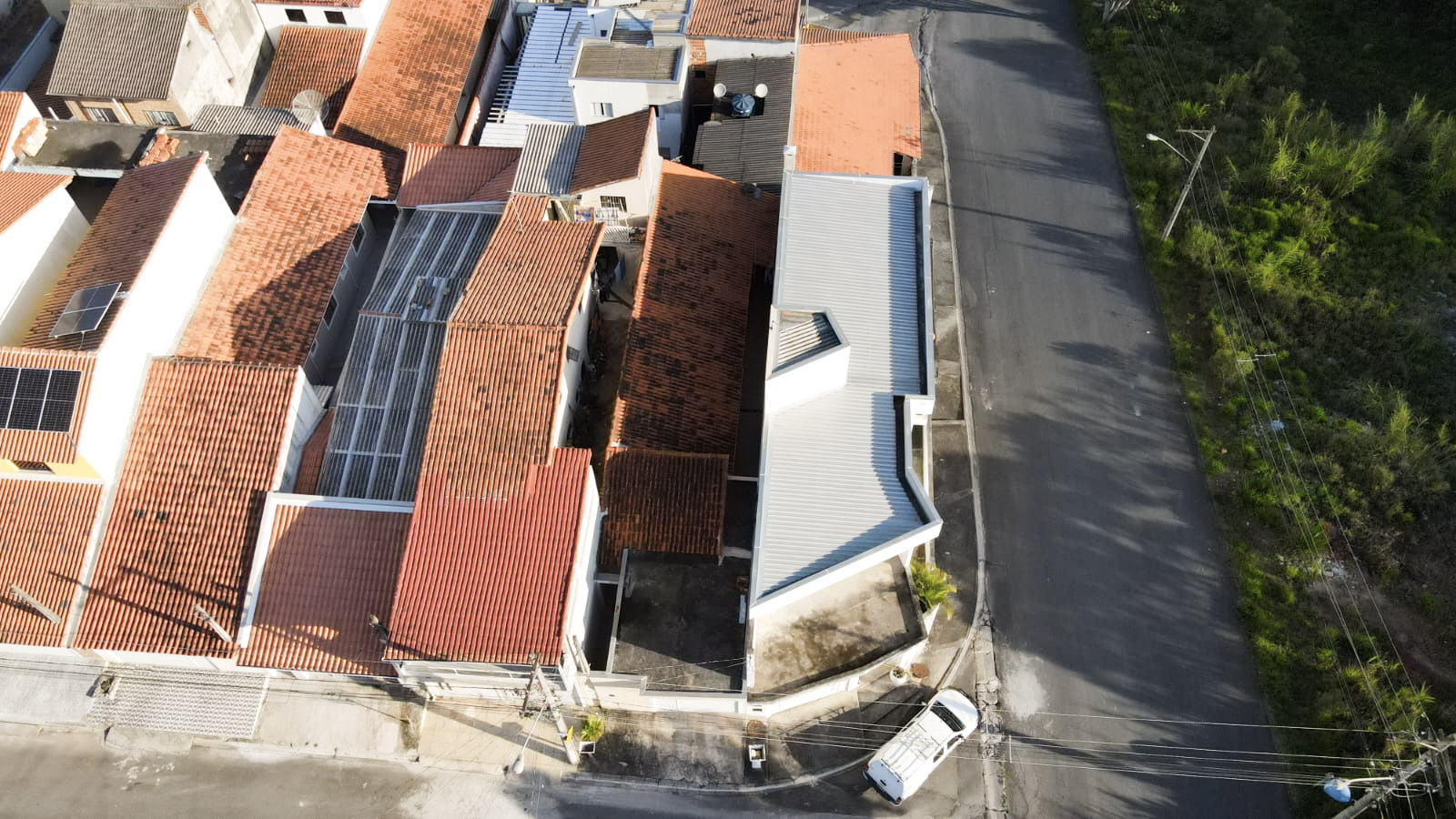 Casa de esquina com 3 dormitórios, varanda gourmet e salão comercial versátil - Imagem 16