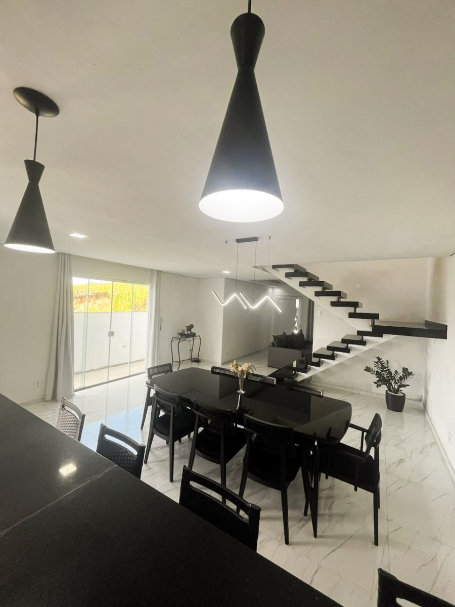 Casa de esquina com 3 dormitórios, varanda gourmet e salão comercial versátil