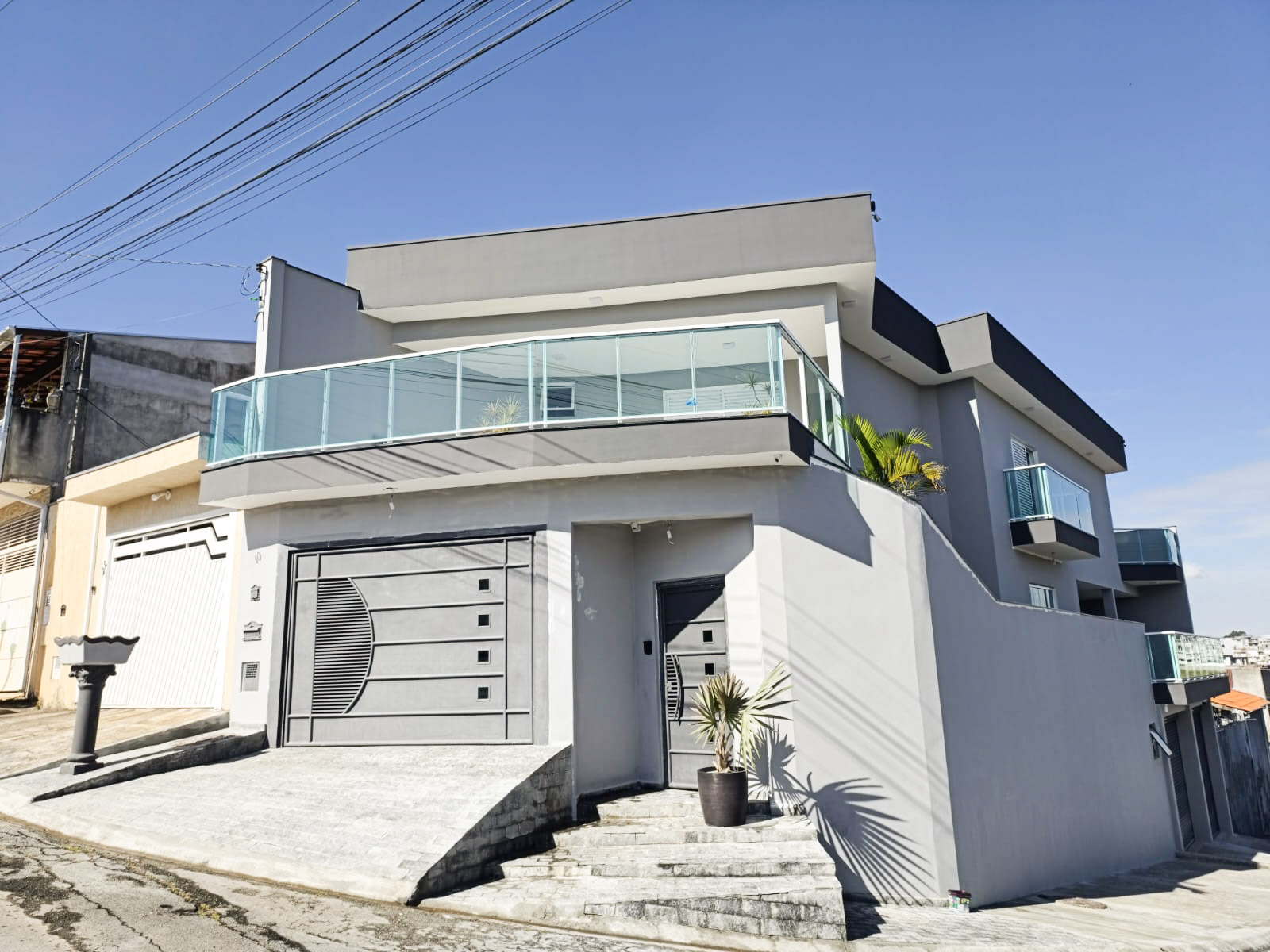 Casa de esquina com 3 dormitórios, varanda gourmet e salão comercial versátil