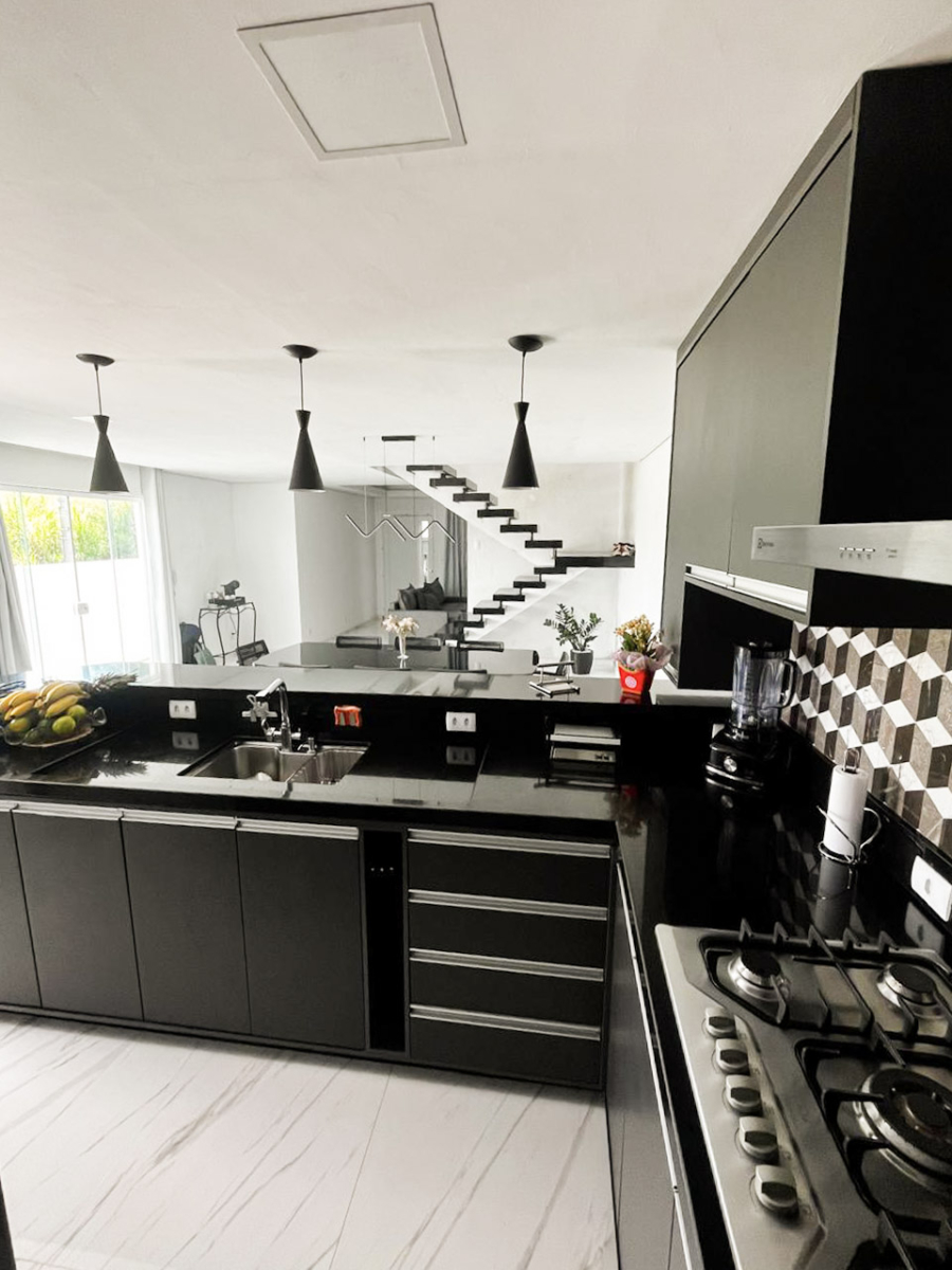 Casa de esquina com 3 dormitórios, varanda gourmet e salão comercial versátil - Imagem 9