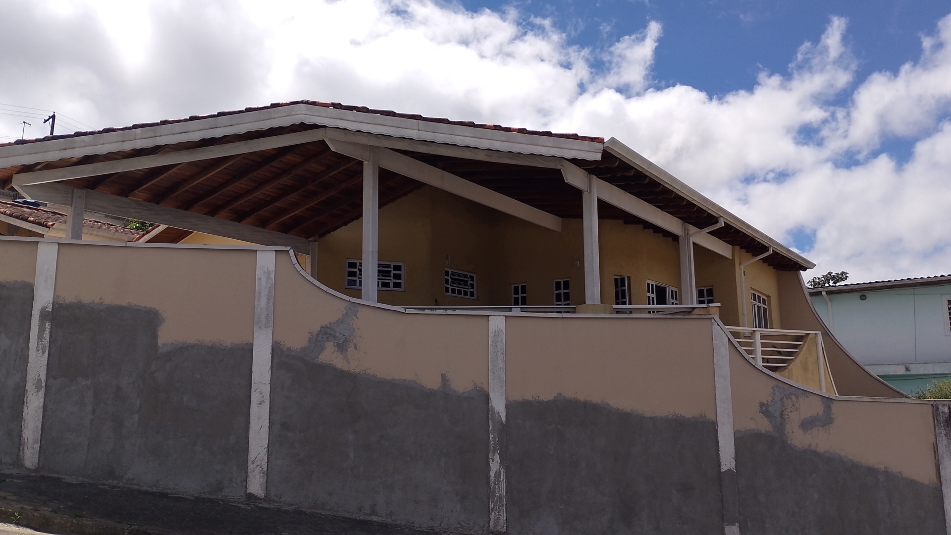 Sobrado 223m² com 3 Dormitórios, Suíte e Garagem 7 Carros – Rodeio