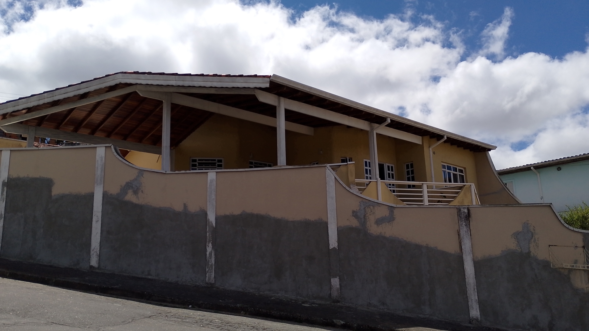 Sobrado 223m² com 3 Dormitórios, Suíte e Garagem 7 Carros – Rodeio