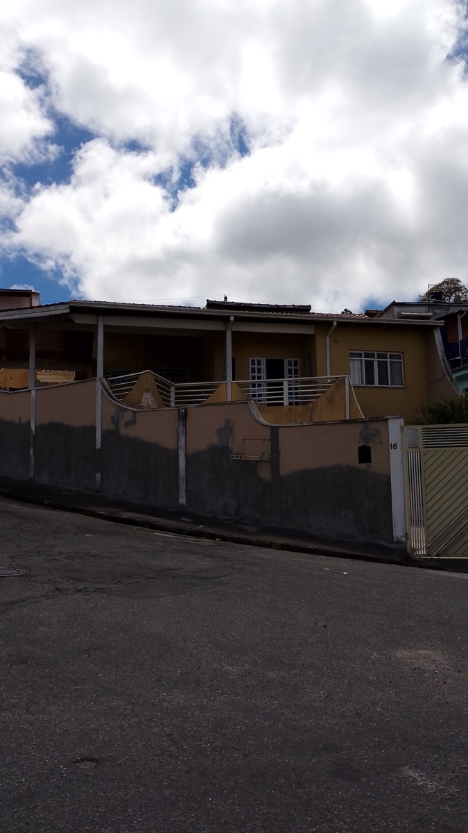 Sobrado 223m² com 3 Dormitórios, Suíte e Garagem 7 Carros – Rodeio