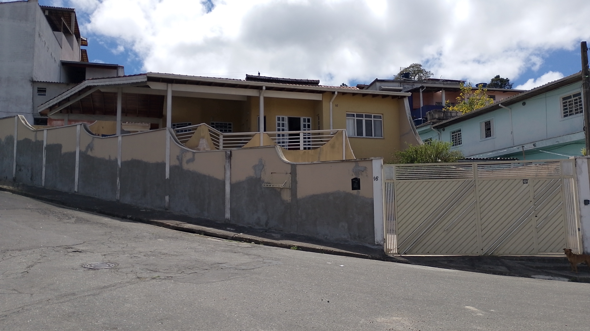 Sobrado 223m² com 3 Dormitórios, Suíte e Garagem 7 Carros – Rodeio