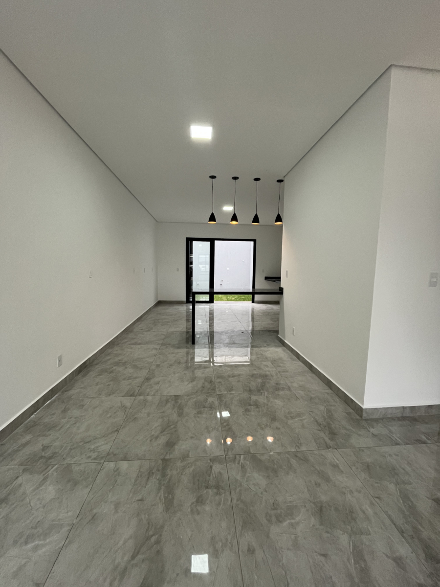 Casa 3 dormitórios com suíte, quintal e sacada – Cezar de Souza