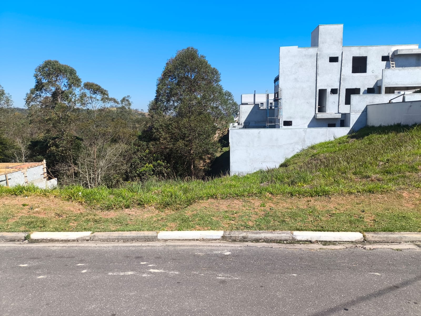 Terreno 250m² com projeto aprovado e fundo para mata – Mosaico Essence