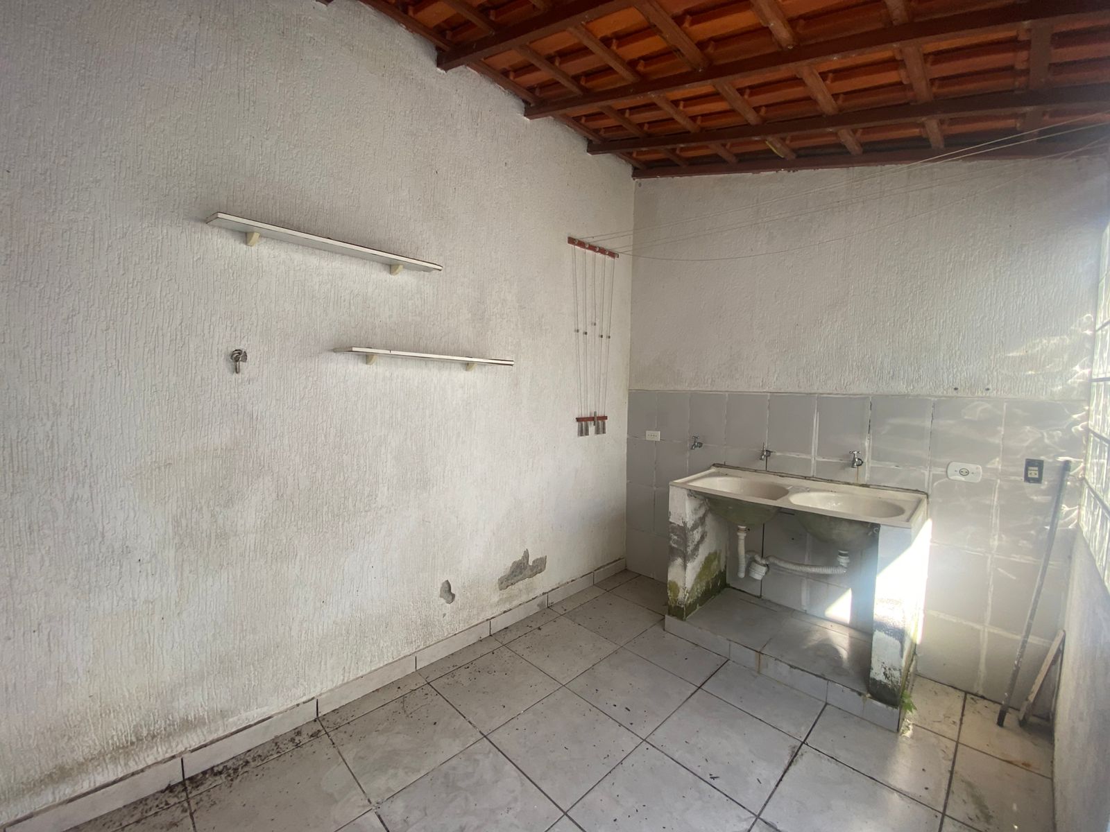 Casa térrea 49m² com 2 dorms, quintal e 2 vagas cobertas – Cézar de Souza