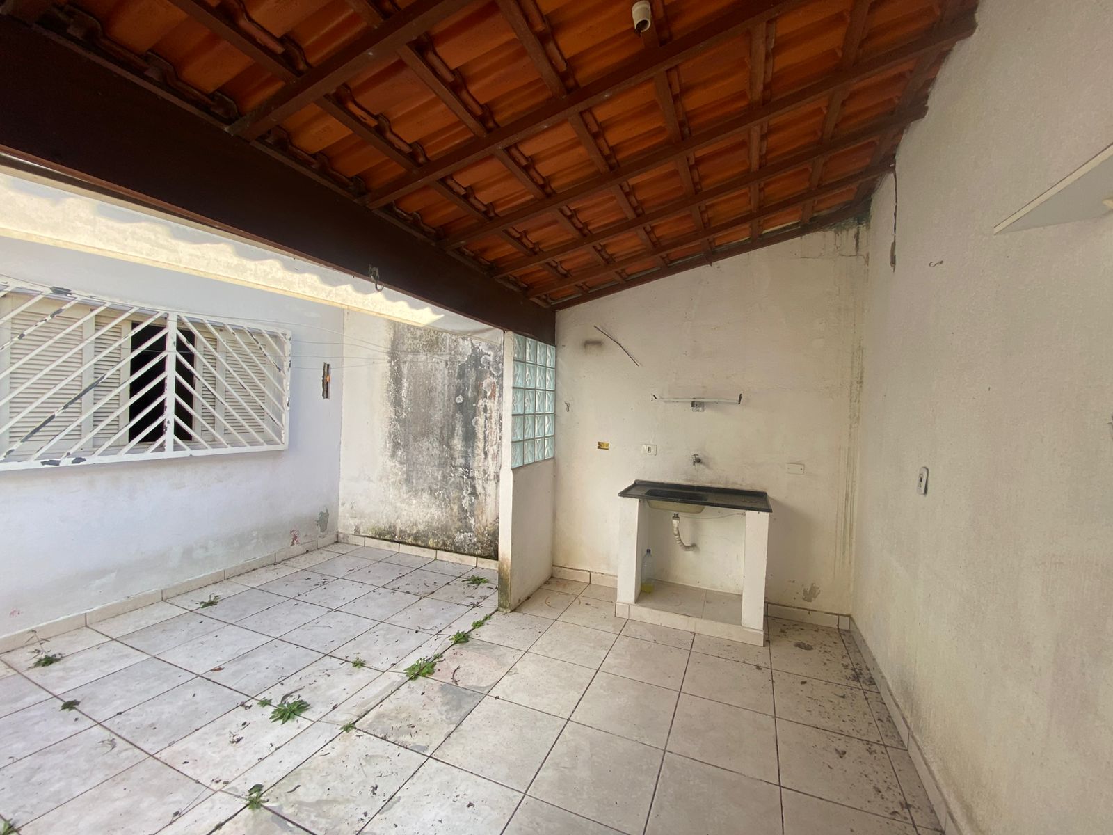 Casa térrea 49m² com 2 dorms, quintal e 2 vagas cobertas – Cézar de Souza