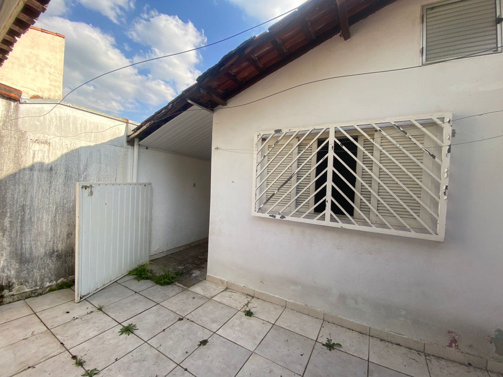 Casa térrea 49m² com 2 dorms, quintal e 2 vagas cobertas – Cézar de Souza
