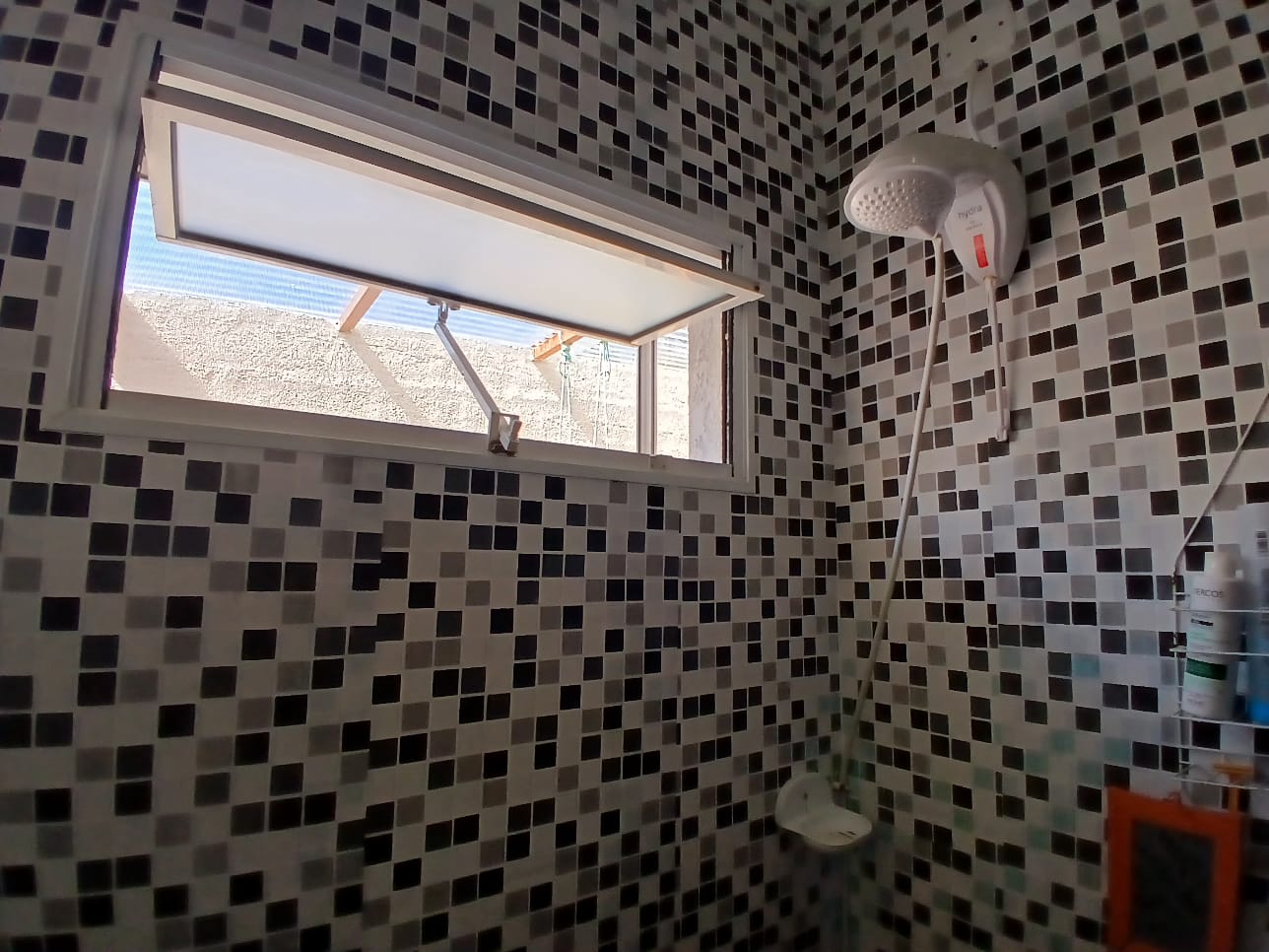 Casa térrea com 2 dormitórios, quintal privativo e vaga – Villagio Acácias Botujuru