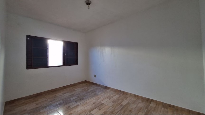 Casa térrea com 2 quartos, 2 vagas e terreno amplo – Cezar de Souza