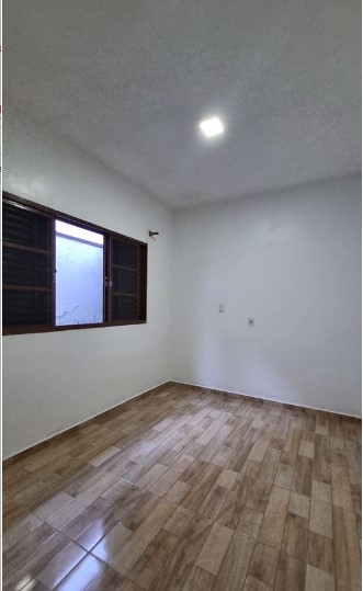 Casa térrea com 2 quartos, 2 vagas e terreno amplo – Cezar de Souza