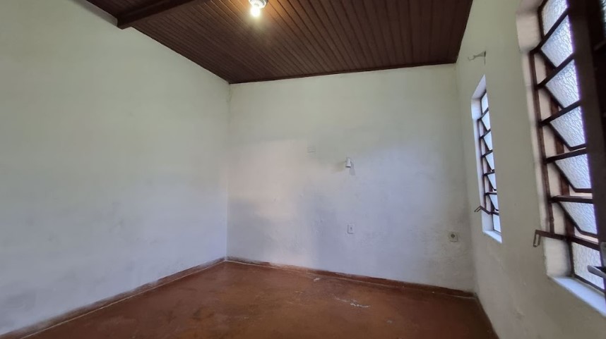 Casa térrea com 2 quartos, 2 vagas e terreno amplo – Cezar de Souza