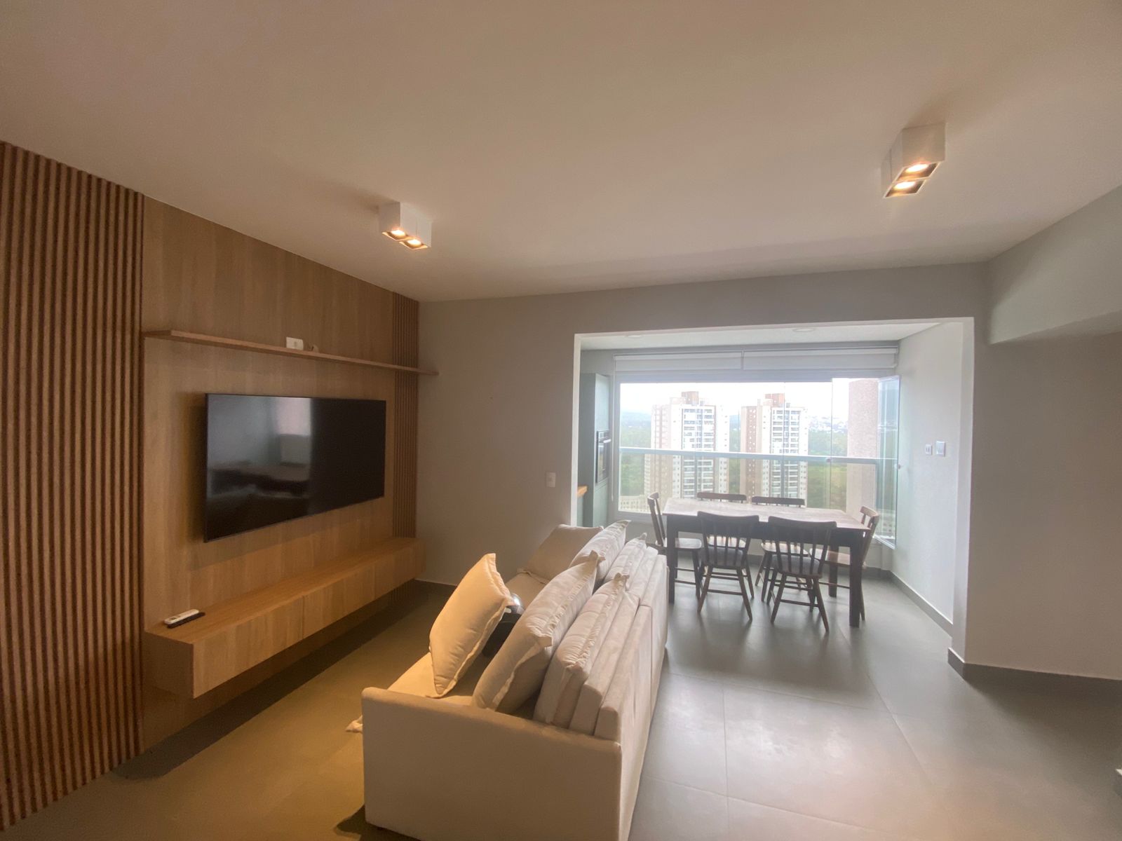 Apto com 68m², 2 dorms com suíte, porteira fechada e vista serra – Praça Habibs