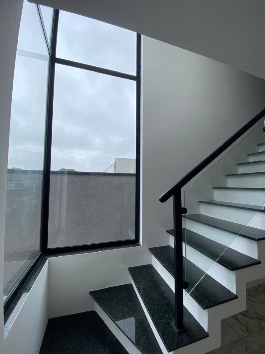 Sobrado 3 dorms, varanda nos quartos, 2 vagas cobertas e quintal – Vila Suíssa