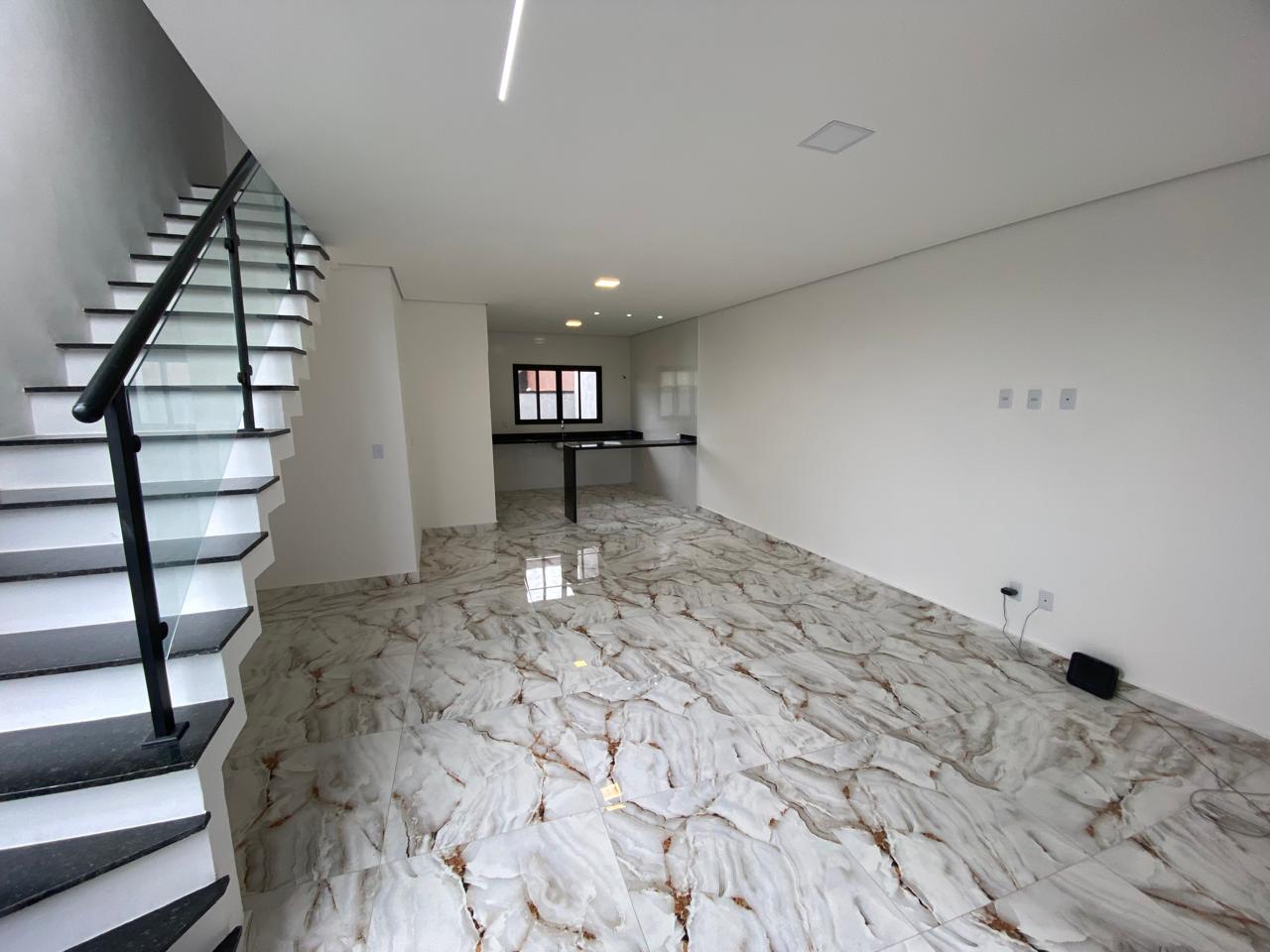 Sobrado 3 dorms, varanda nos quartos, 2 vagas cobertas e quintal – Vila Suíssa