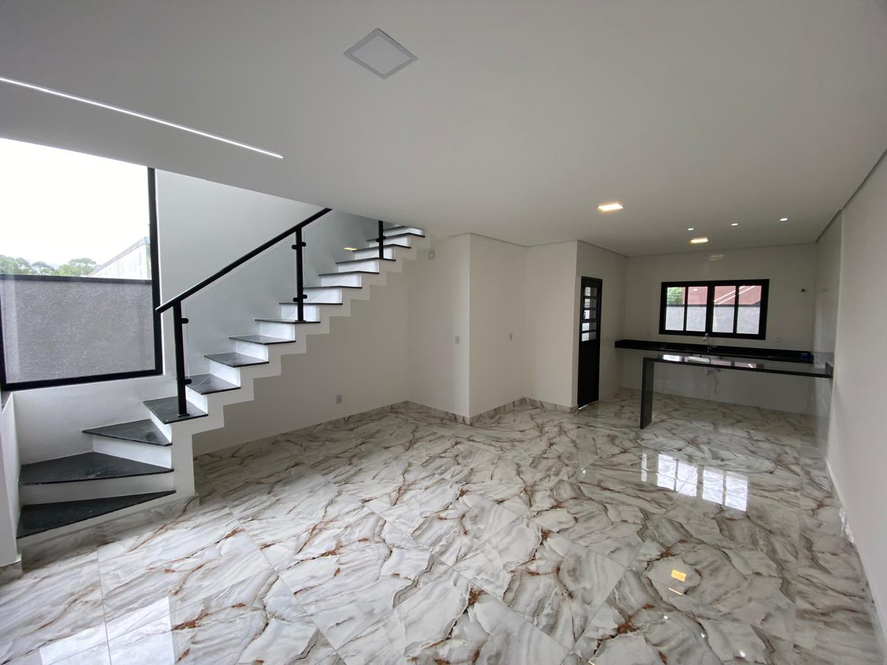 Sobrado 3 dorms, varanda nos quartos, 2 vagas cobertas e quintal – Vila Suíssa