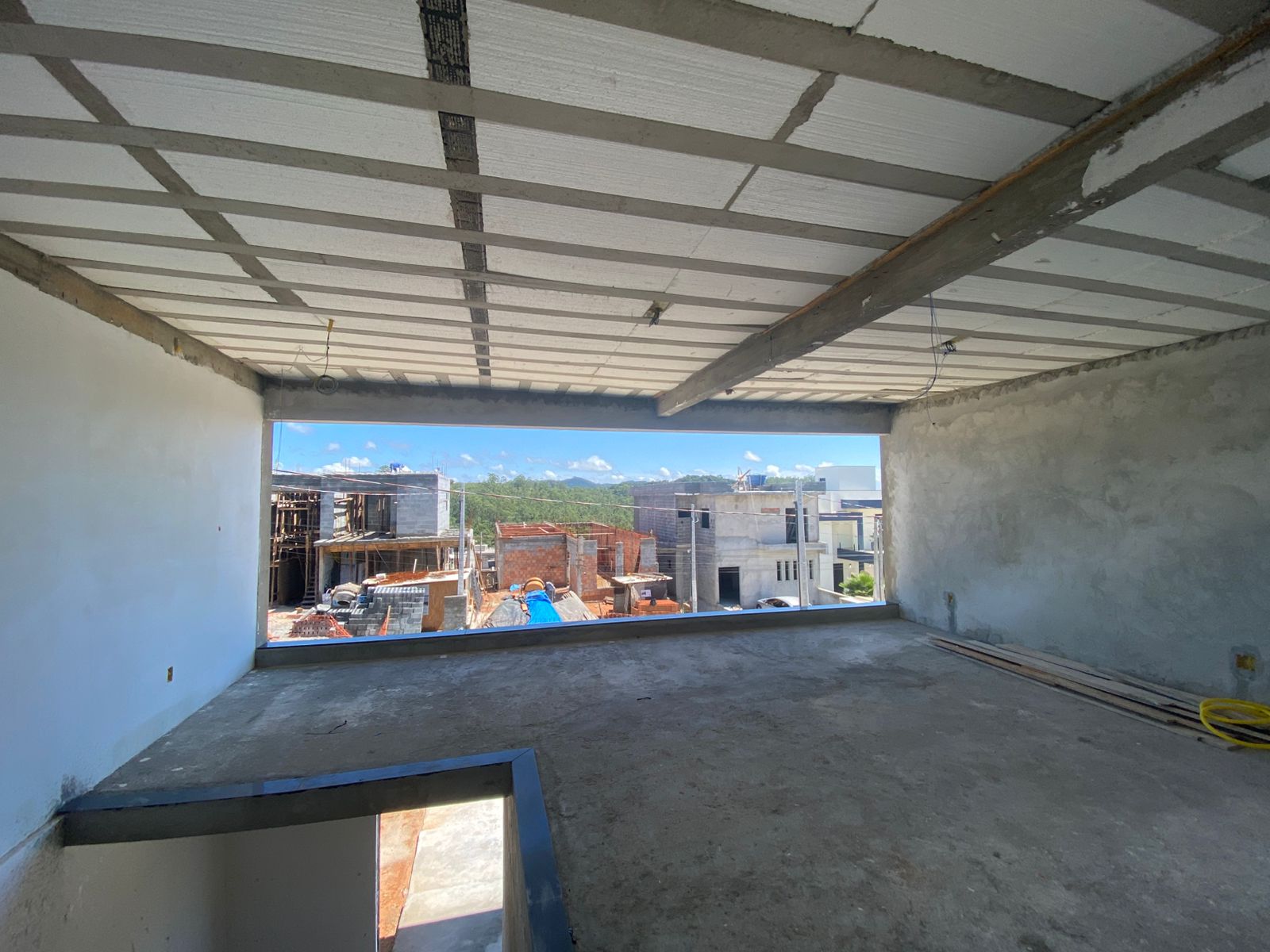 Sobrado com 3 suítes com área gourmet, terreno 300m² – Residencial Veneza