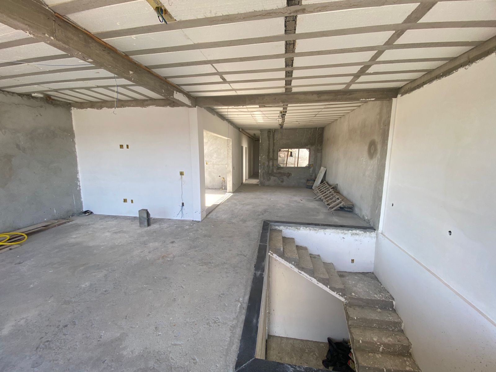 Sobrado com 3 suítes com área gourmet, terreno 300m² – Residencial Veneza