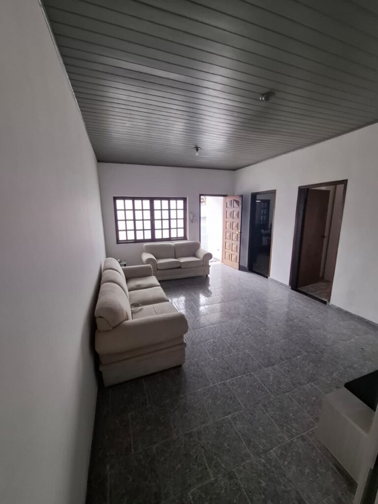 Casa com 3 dormitórios, sala ampla, cozinha e 2 vagas de garagem – Centro - Casa com 3 dormitórios, sala ampla, cozinha e 2 vagas de garagem - Centro